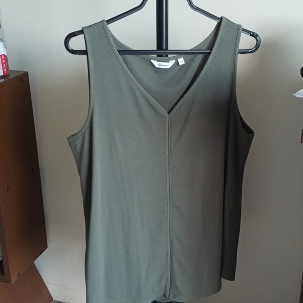 Reitman's Olive Green V-Neck Ribbed Tank Top - Women's Size Medium